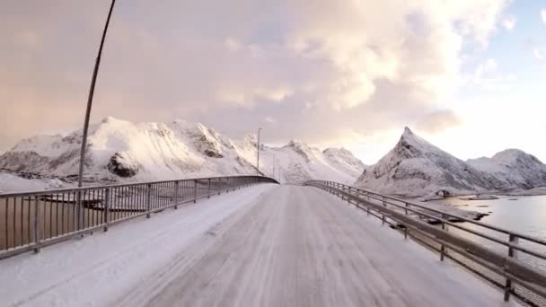 ノルウェーのロフテンで冬の道を走る — ストック動画