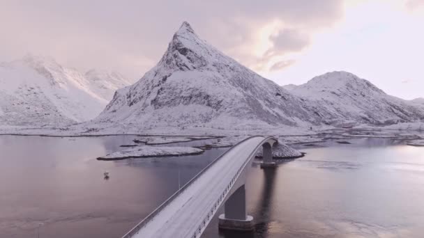 Imagini Drone Aeriene Uimitoare Peisaje Iarnă Din Insulele Lofoten Podul — Videoclip de stoc