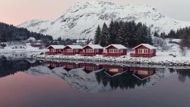 Традиційне Рибальське Село Лофотенських Островах Норвегія Червоними Ромбу Будинками Снігом — стокове відео