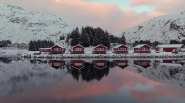Norveç 'in Lofoten Adaları' ndaki A balıkçı köyü. Kışın kar yağarken