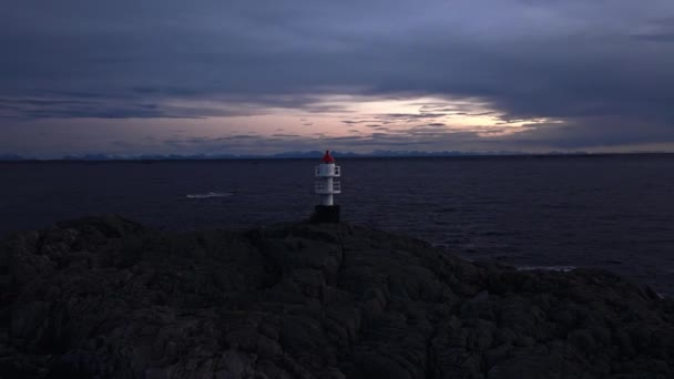 Pequeno Farol Com Telhado Vermelho Costa Ilha Lofoten — Vídeo de Stock