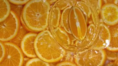 Turuncu arkaplandaki yavaş çekim damlası.