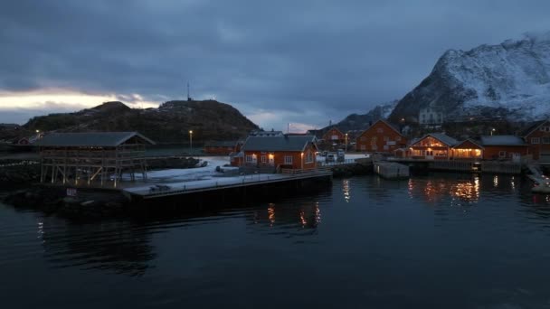 在阳光灿烂的日子里 在挪威罗浮敦群岛Hamnoy村 斯堪的纳维亚半岛 用传统的红色Rorbuer小屋拍摄了令人惊奇的罗浮敦群岛冬季仙境的无人驾驶飞机镜头 — 图库视频影像
