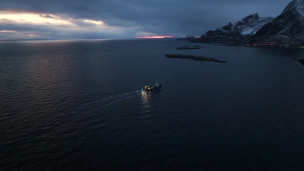 Рыбацкая Лодка Ночное Время Лофотене — стоковое видео