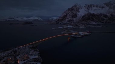 Henningsvaer Kış Gecesi, Lofoten Adaları, Norveç.