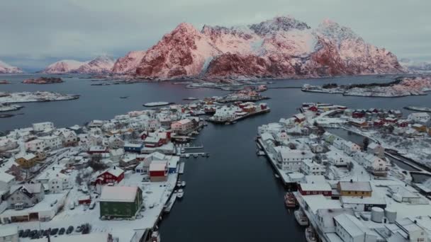 Légi Kilátás Havas Henningsvaer Halászfalu Lofoten Szigetek Norvégia Télen Naplementekor — Stock videók