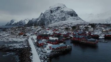 İnsansız hava aracı İnanılmaz Köy, Lofoten, Norveç, Avrupa 'ya uçtu
