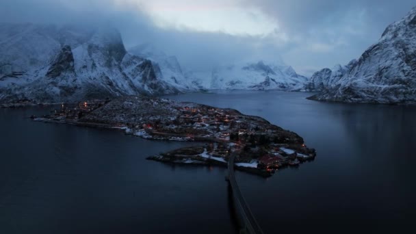 Reine Üzerinde Uçuşu Günbatımında Norveç Mavi Kara Bulutlar Kış Okyanusu — Stok video