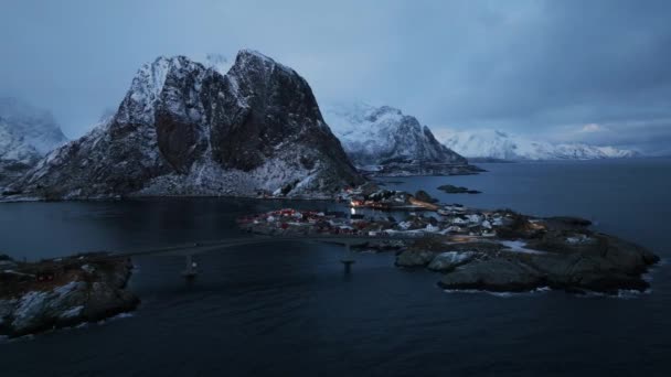 Zdjęcia Lotu Ptaka Niesamowitej Zimowej Scenerii Lofoten Islands Tradycyjnymi Czerwonymi — Wideo stockowe