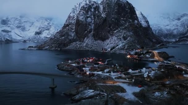 Drohnenaufnahmen Der Wunderschönen Winterlandschaft Der Lofoten Inseln Mit Traditionellen Roten — Stockvideo