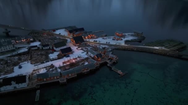 Zdjęcia Lotu Ptaka Niesamowitej Zimowej Scenerii Lofoten Islands Tradycyjnymi Czerwonymi — Wideo stockowe