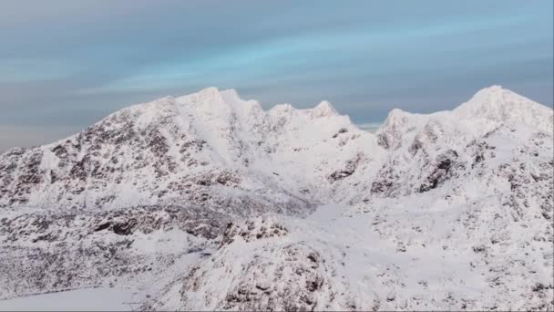 Survolez Majestic Mountain Peaks Golden Hour — Video