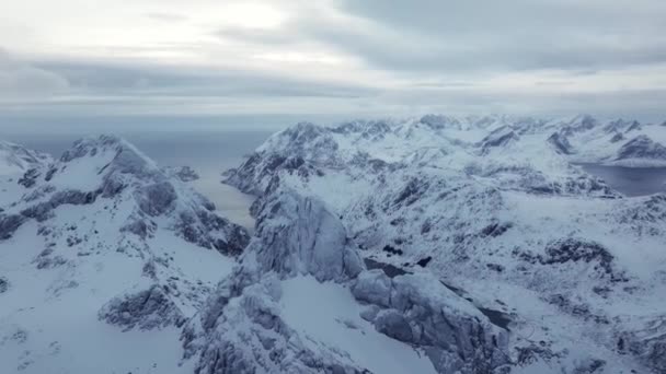 Αεροφωτογραφία Των Όμορφων Χιονισμένων Βουνών Στη Νορβηγία — Αρχείο Βίντεο