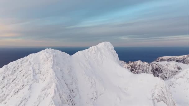 Voar Sobre Majestosos Picos Montanha Golden Hour — Vídeo de Stock