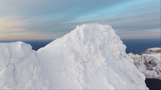 Αεροφωτογραφία Των Όμορφων Χιονισμένων Βουνών Στη Νορβηγία — Αρχείο Βίντεο