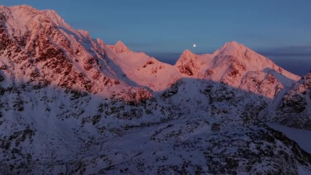 Widok Drona Snowy Mountain Range Silhouette Sunrise Aerial View Krajobraz — Wideo stockowe