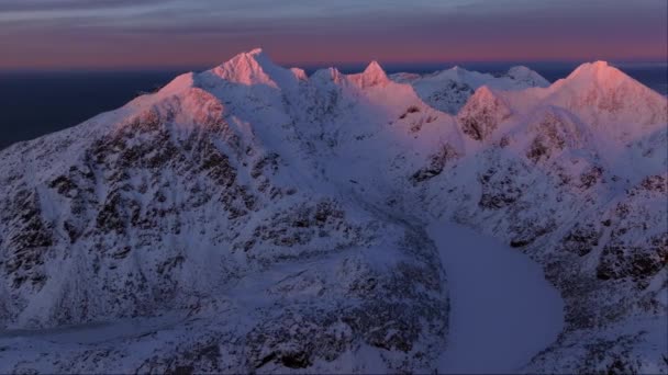 Drone Uitzicht Snowy Mountain Range Silhouet Sunrise Aerial View Landschap — Stockvideo