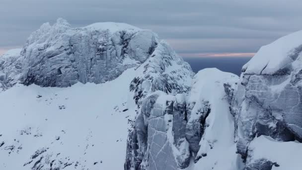 Luchtfoto Van Prachtige Besneeuwde Bergen Noorwegen — Stockvideo