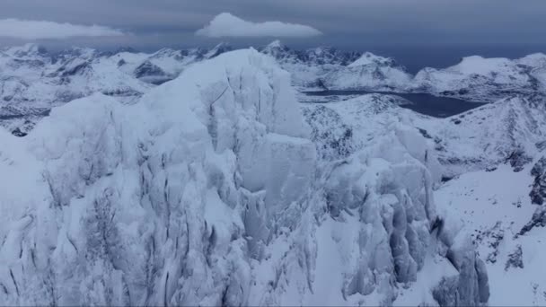 Vista Aérea Hermosas Montañas Nevadas Noruega — Vídeo de stock