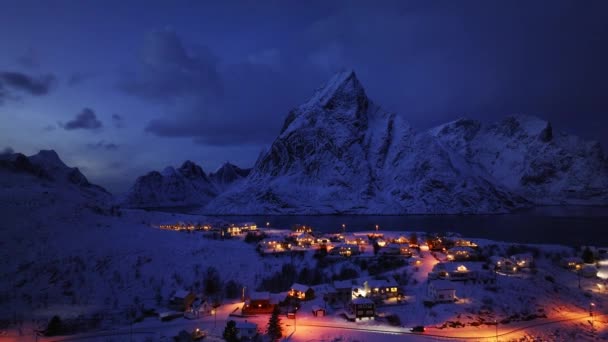 Flygfoto Över Havet Snöiga Berg Virvelvind Vintern Vid Solnedgången Lofoten — Stockvideo
