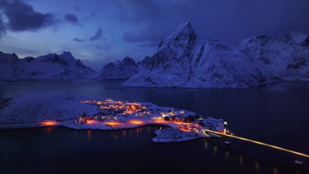 空中俯瞰大海 夕阳西下 冬日里的汽笛声 挪威洛福顿岛 俯瞰峡湾 倒映在水 蓝天与粉红的黄昏 — 图库视频影像