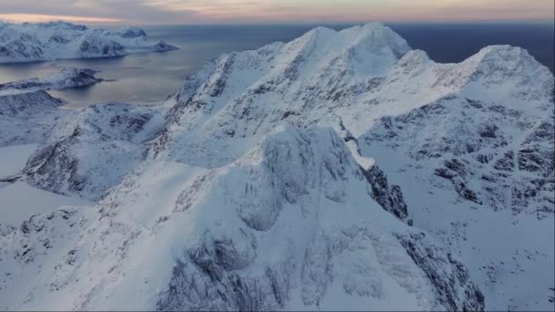 Δείτε Την Παρθένα Λευκή Κουβέρτα Του Χιονιού Που Καλύπτει Ορεινό — Αρχείο Βίντεο
