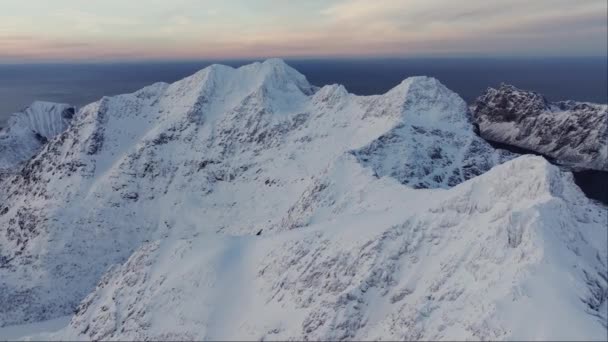 산들이 지평선을 자랑스럽게 떠오르는 영감의 속에서 자신을 물들여라 — 비디오