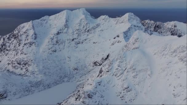 Βρείτε Την Ειρήνη Και Μοναξιά Μεταξύ Των Κορυφών Των Βουνών — Αρχείο Βίντεο