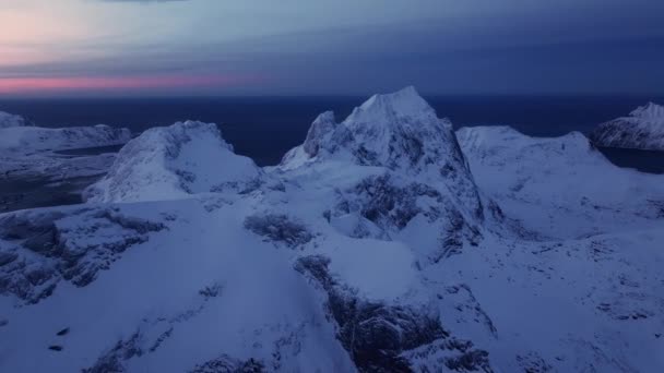 Een Prachtige Besneeuwde Berg Een Mistige Nacht Met Sterren Die — Stockvideo