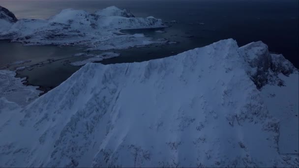 Ein Schöner Schneebedeckter Berg Einer Nebligen Nacht Mit Hell Leuchtenden — Stockvideo