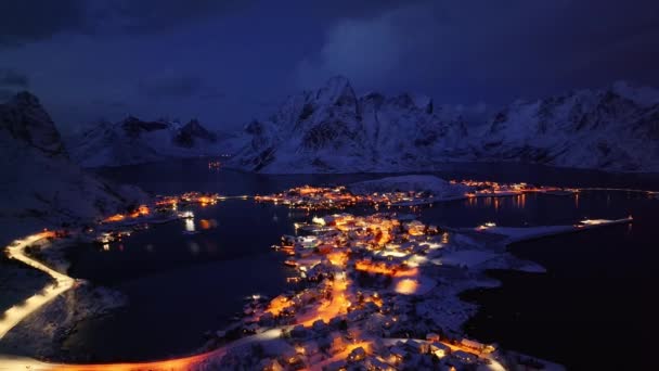 Luchtfoto Van Zee Besneeuwde Bergen Rorbuer Winter Bij Zonsondergang Lofoten — Stockvideo