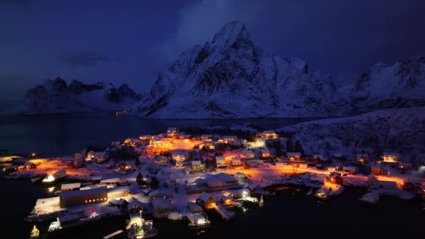 Luchtfoto Van Zee Besneeuwde Bergen Rorbuer Winter Bij Zonsondergang Lofoten — Stockvideo