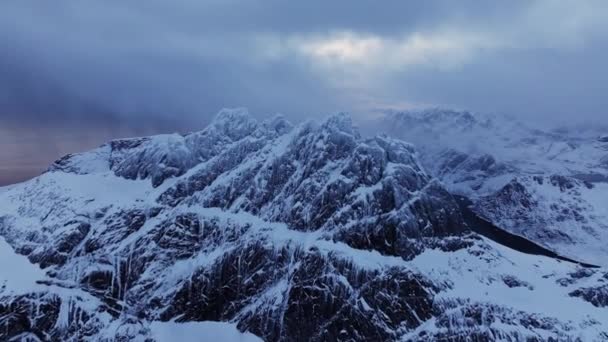 노르웨이 눈으로 봉우리의 숨막히는 겨울에 Lofoten의 숨막히는 파노라마 피오르드 자연의 — 비디오