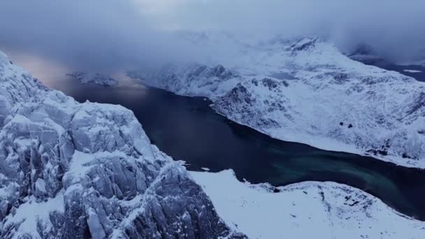 노르웨이 눈으로 봉우리의 숨막히는 겨울에 Lofoten의 숨막히는 파노라마 피오르드 자연의 — 비디오