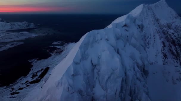 Een Prachtige Besneeuwde Berg Een Mistige Nacht Met Sterren Die — Stockvideo