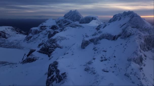 Ένα Όμορφο Χιονισμένο Βουνό Μια Ομιχλώδη Νύχτα Αστέρια Λάμπουν Λαμπρά — Αρχείο Βίντεο