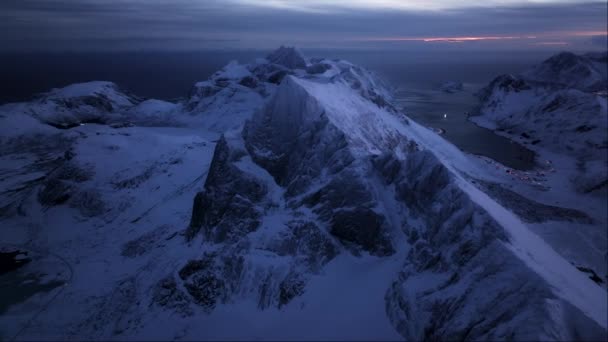 Ein Schöner Schneebedeckter Berg Einer Nebligen Nacht Mit Hell Leuchtenden — Stockvideo