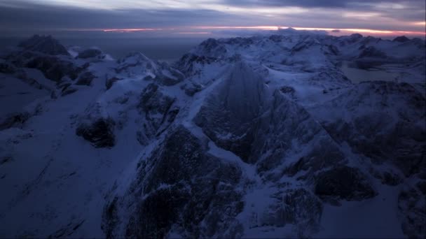 Piękna Pokryta Śniegiem Góra Mglistą Noc Jaśniejącymi Gwiazdami — Wideo stockowe