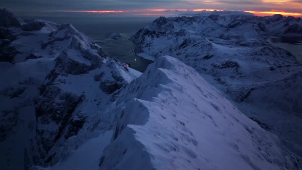 Krásná Zasněžená Hora Mlhavé Noci Jasnými Hvězdami — Stock video