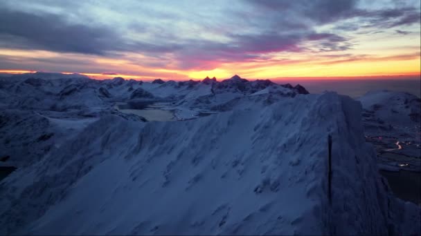 在雾蒙蒙的夜晚 一座美丽的白雪覆盖的山 繁星闪烁 — 图库视频影像