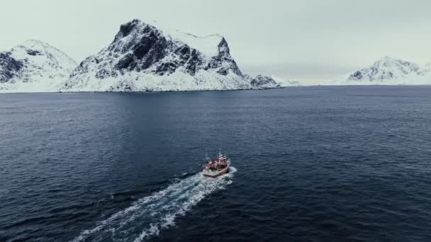 놀라운 스칸디나비아 북유럽에서 바다를 향하고 전통적인 보트의 따르십시오 — 비디오