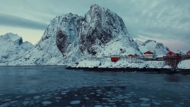 エアリアルビュードローンは レインビレッジ ロフテン ノルウェー ヨーロッパに飛ぶ — ストック動画