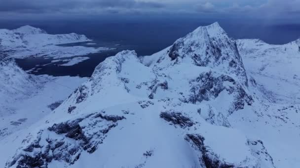 Impresionante Vista Aves Los Picos Rocosos Alta Montaña Cubiertos Nieve — Vídeos de Stock