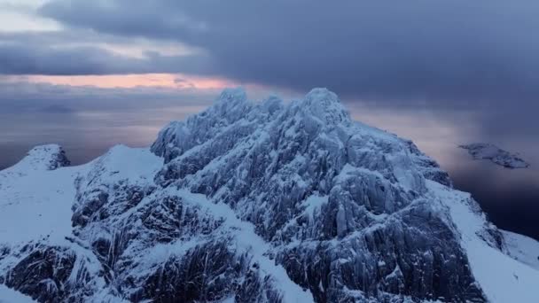 Impresionante Vista Aves Los Picos Rocosos Alta Montaña Cubiertos Nieve — Vídeos de Stock