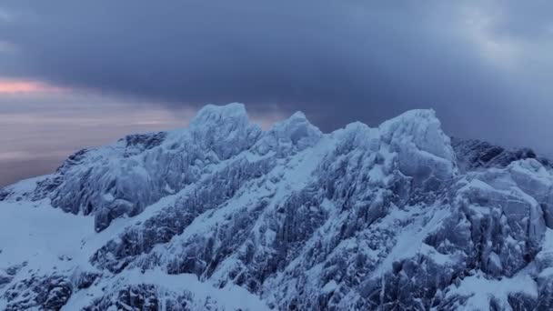 挪威海水中覆盖着覆盖着白雪的高山岩石山峰 鸟瞰着令人叹为观止的景象 冬季罗浮敦全景迷人的峡湾 宁静的自然美 — 图库视频影像