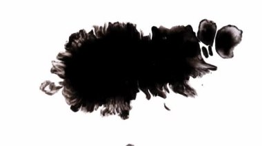 Mürekkep arkaplanı. Gerçeküstü evren. Siyah simli sıvı, beyaz üzerine kopya alanı yayıyor..