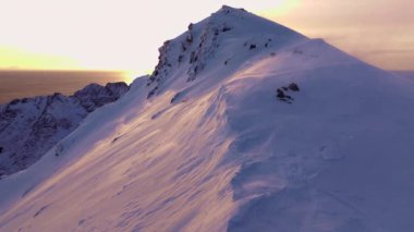 Norveç 'teki Lofoten arazilerinin kışın karla kaplı görüntüsü.