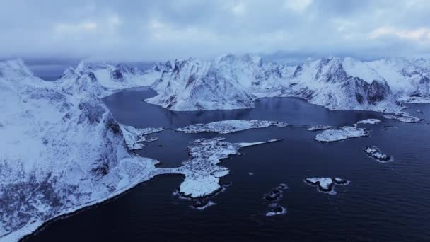 겨울에 눈으로 노르웨이의 로포텐 피오르드의 — 비디오