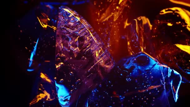 色火の上の氷のキューブ 抽象的な壁紙 — ストック動画