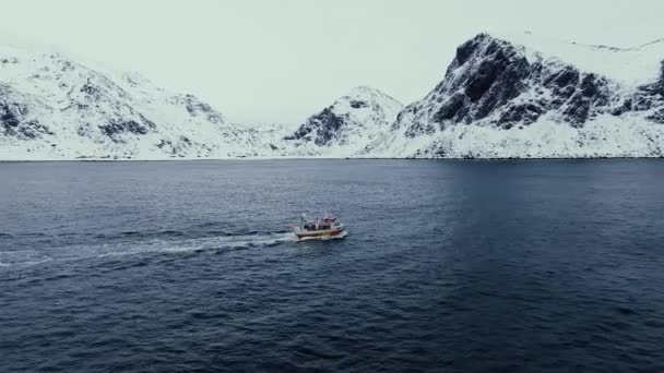 Increíble Avión Tripulado Aéreo Seguir Disparo Barco Pesca Tradicional Que — Vídeos de Stock
